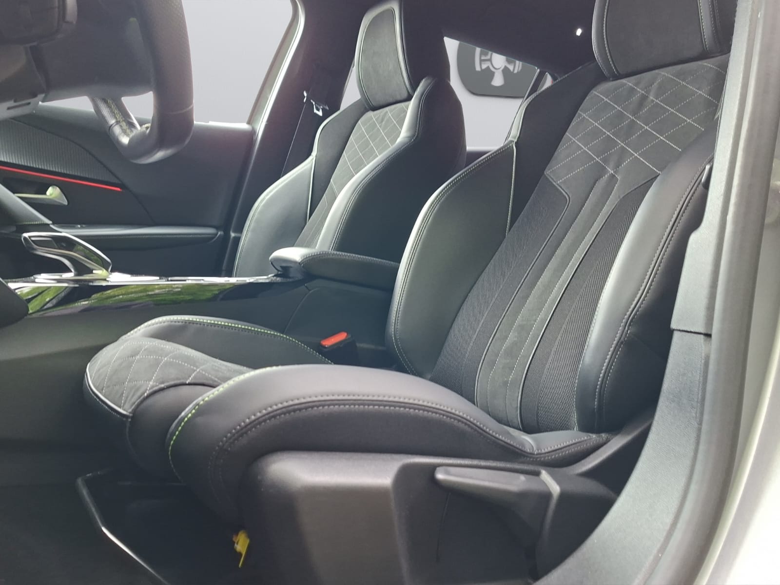 PEUGEOT 2008 1.2 PureTech GT EAT8-image-10