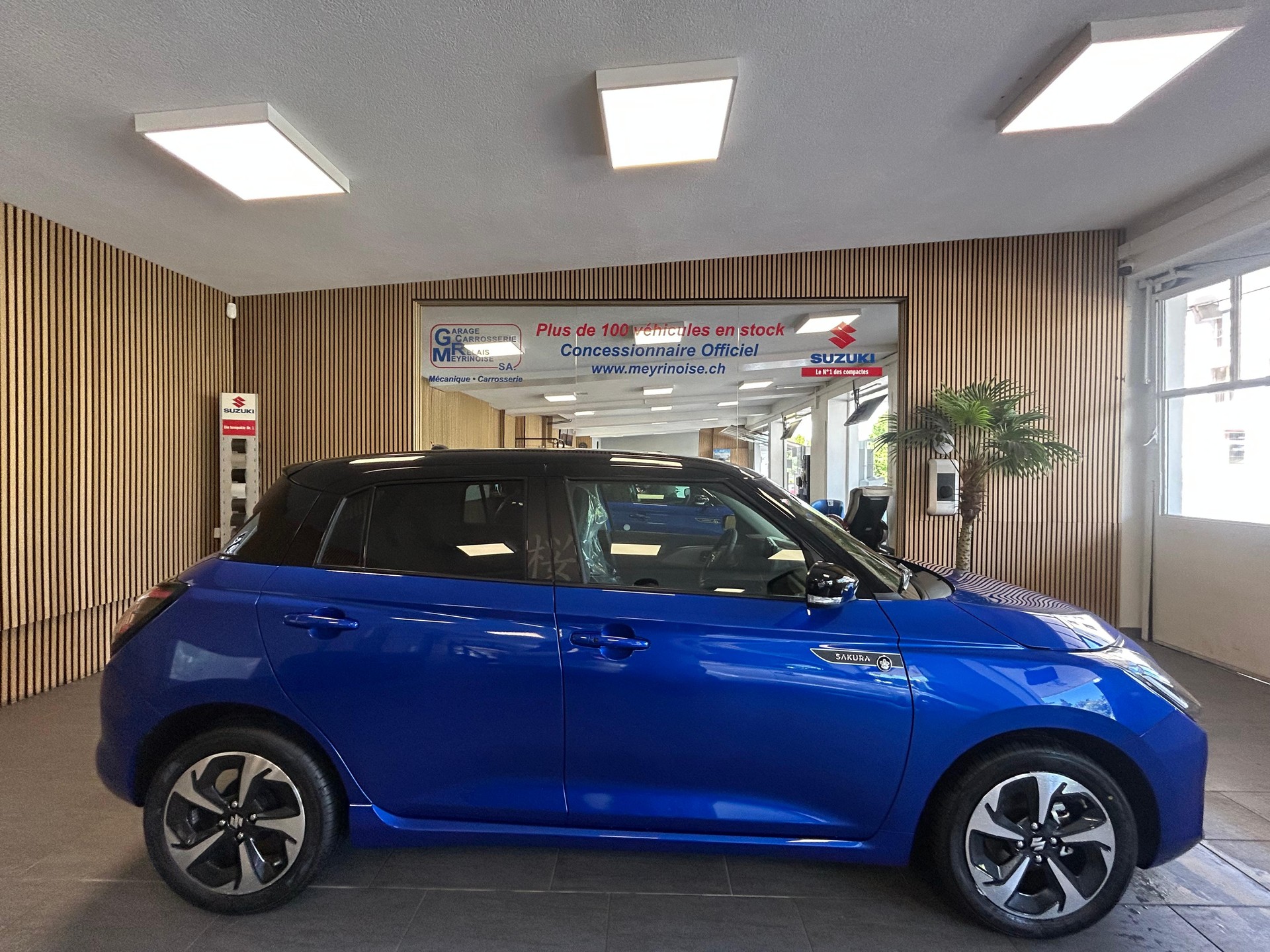 SUZUKI Swift 1.2 Sakura Top Hybrid-image-0