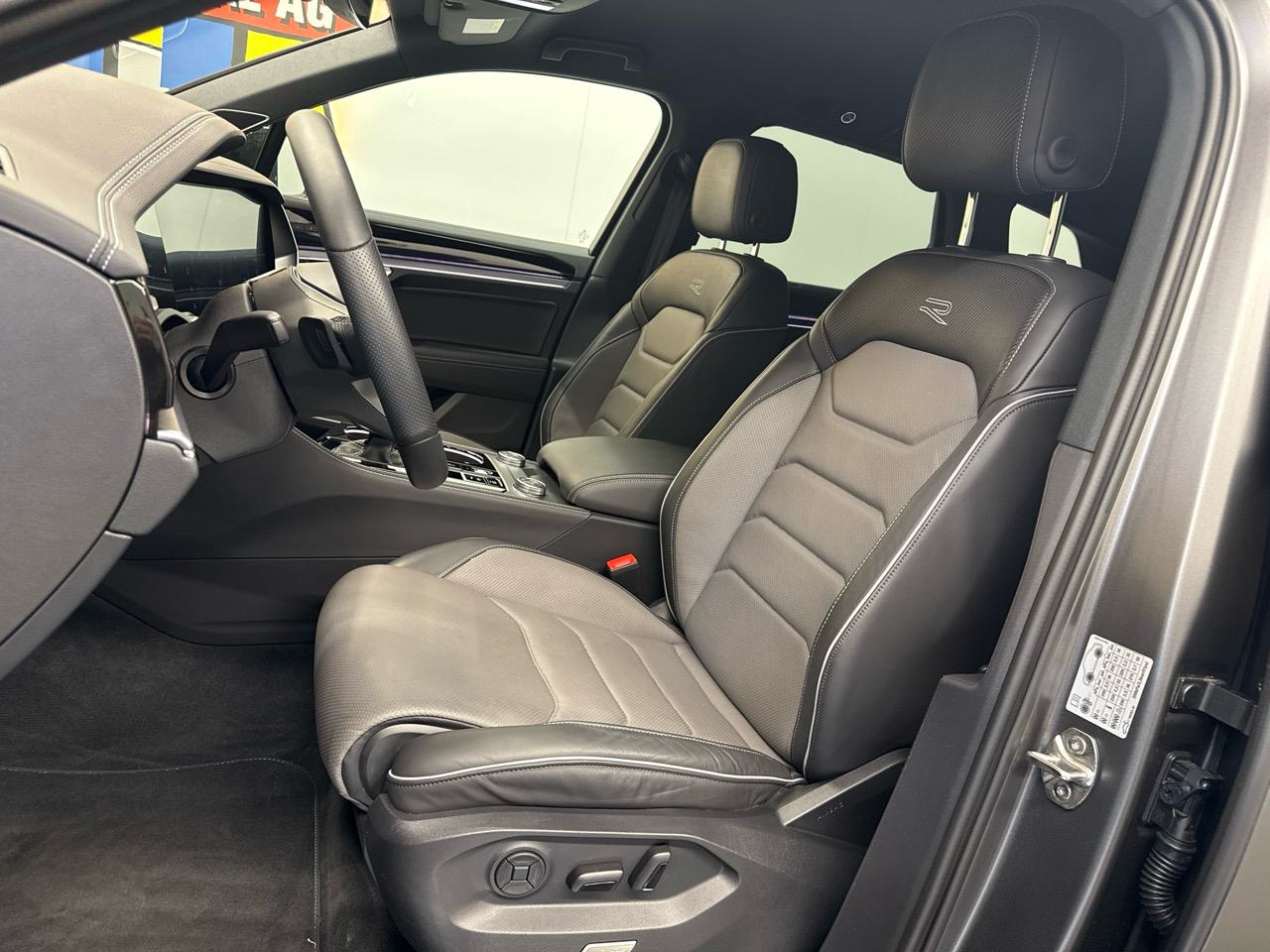VW Touareg 3.0 TDI R-Line Black Edition-image-3