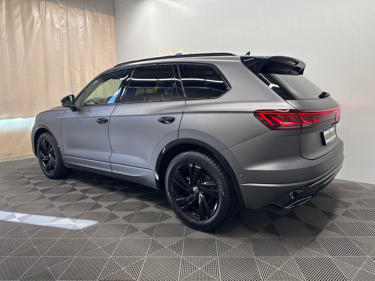 VW Touareg 3.0 TDI R-Line Black Edition-image-1