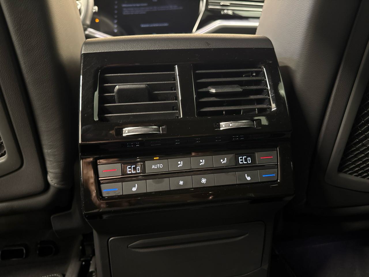VW Touareg 3.0 TDI R-Line Black Edition-image-13