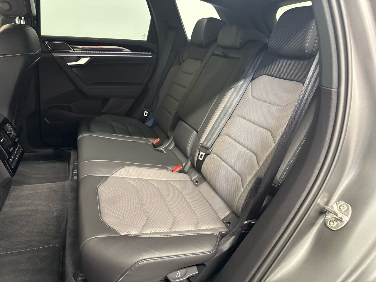 VW Touareg 3.0 TDI R-Line Black Edition-image-12