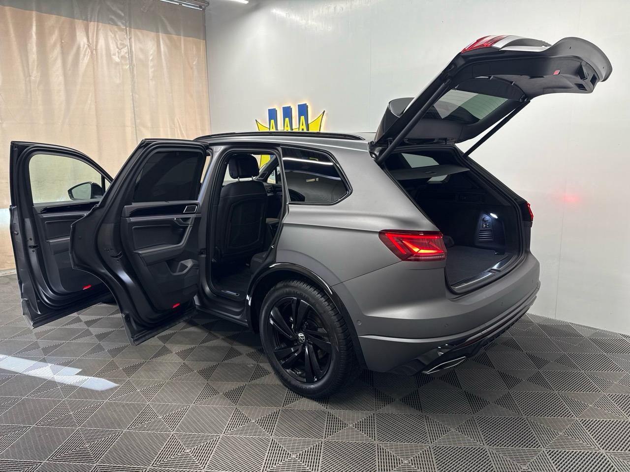 VW Touareg 3.0 TDI R-Line Black Edition-image-17