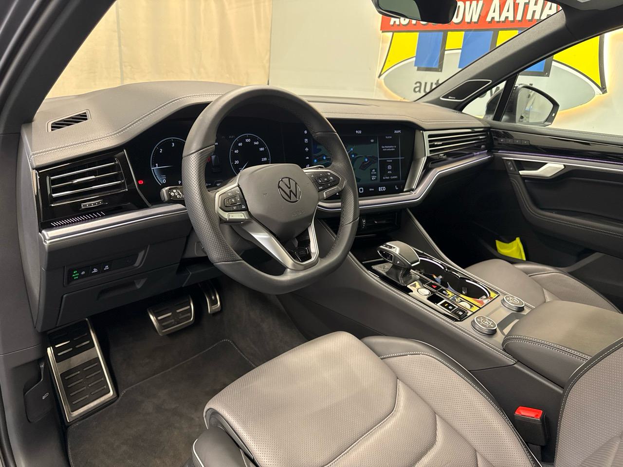 VW Touareg 3.0 TDI R-Line Black Edition-image-2