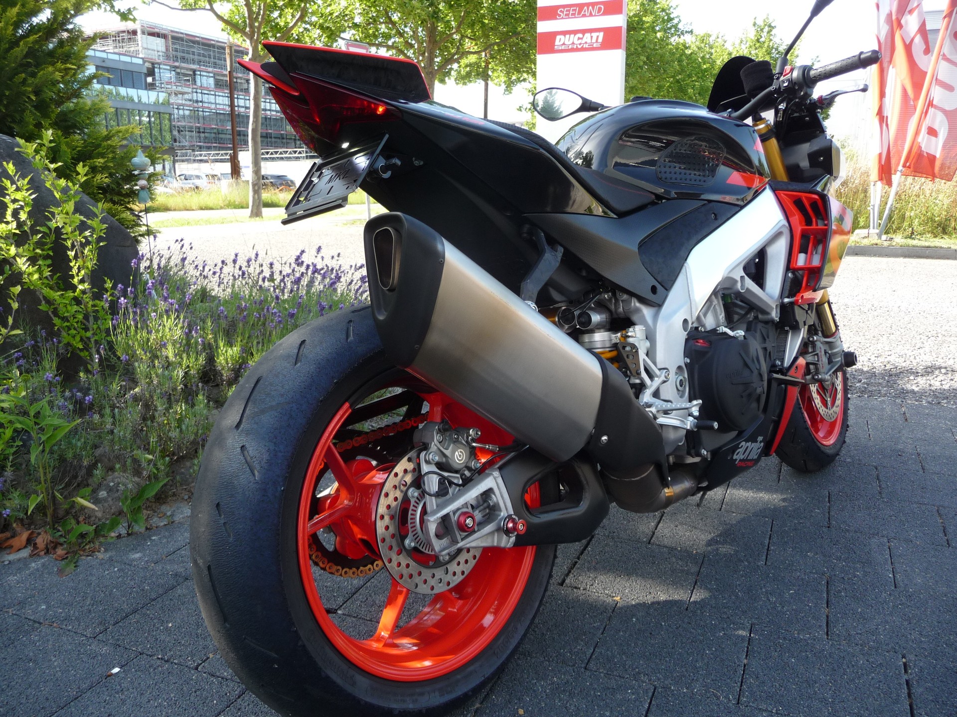 APRILIA Tuono V4 1100 Factory-showroom-element-2