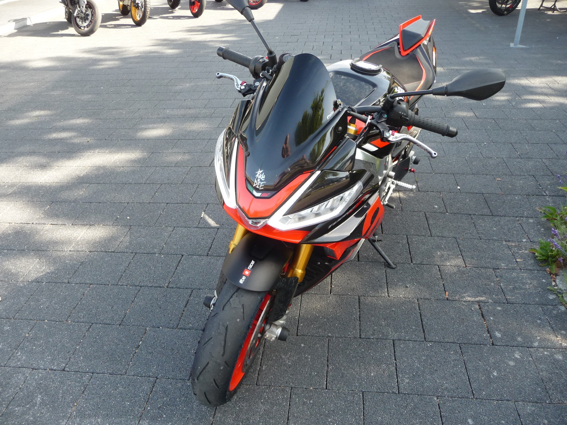 APRILIA Tuono V4 1100 Factory-showroom-element-3
