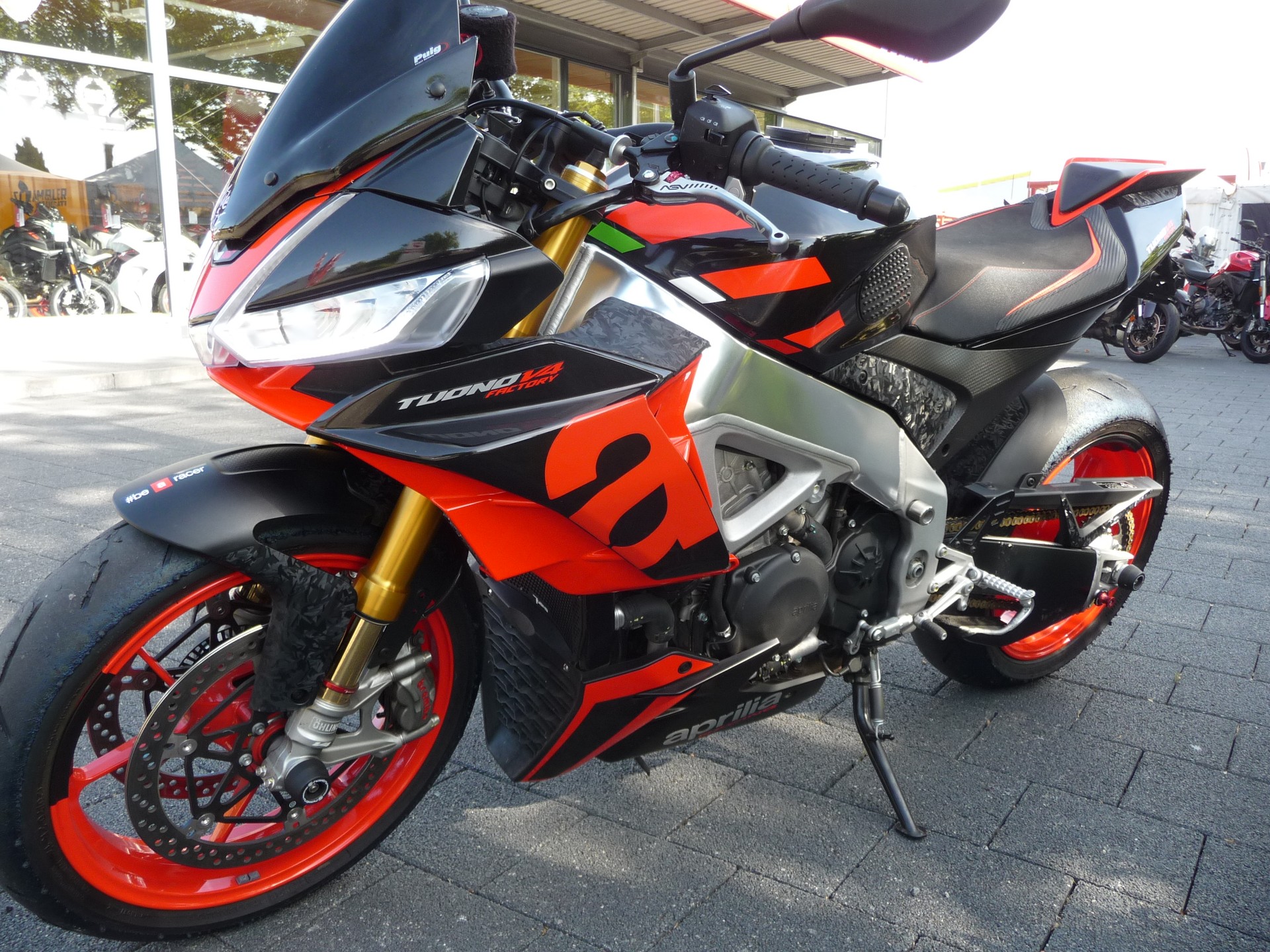 APRILIA Tuono V4 1100 Factory-showroom-element-1