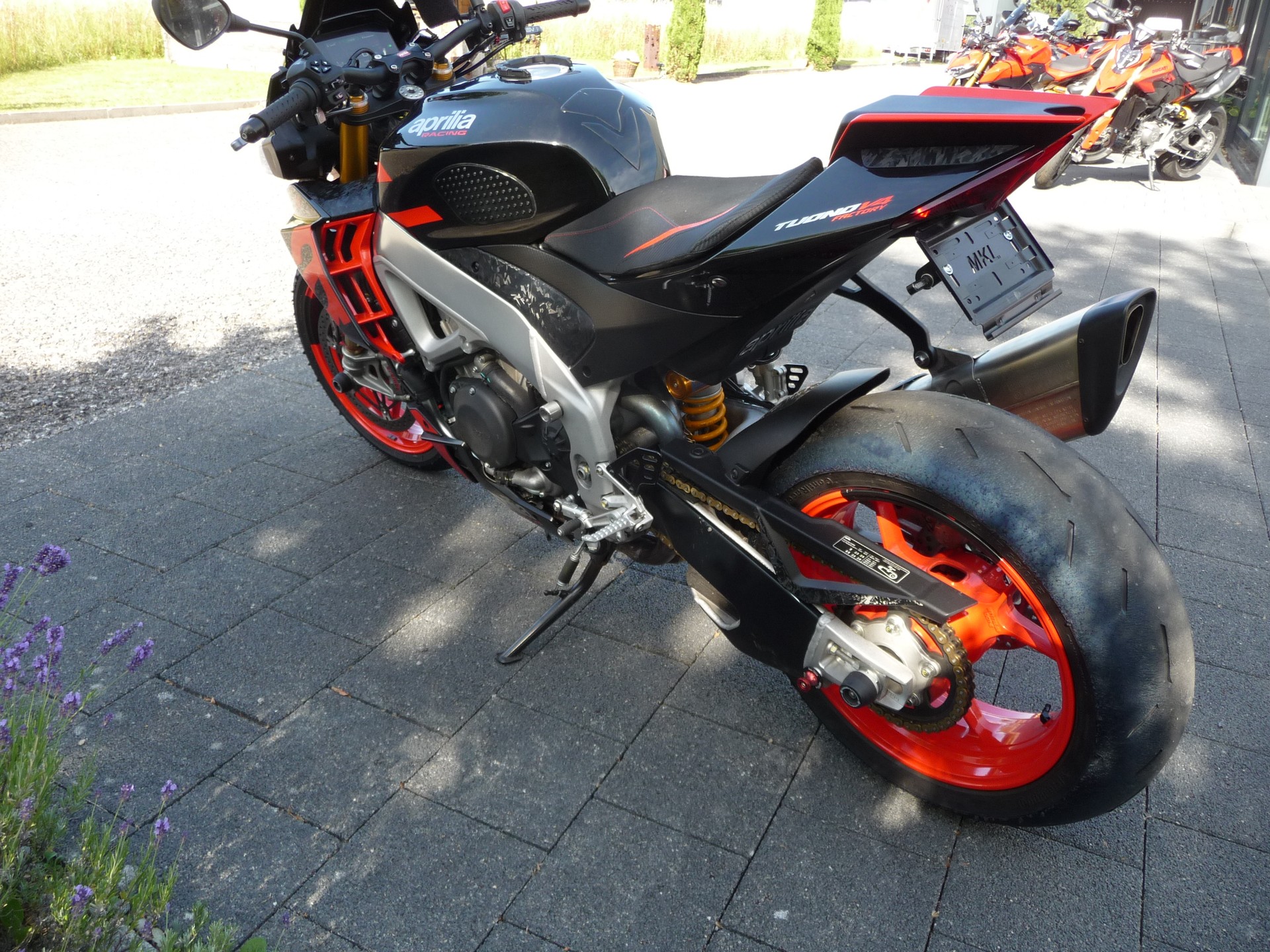 APRILIA Tuono V4 1100 Factory-image-4