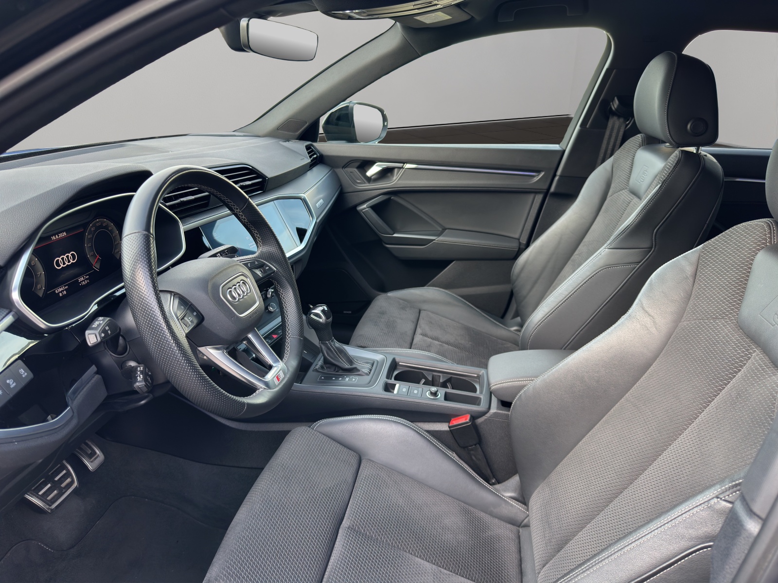 AUDI Q3 45 TFSI S line quattro S-tronic-image-8