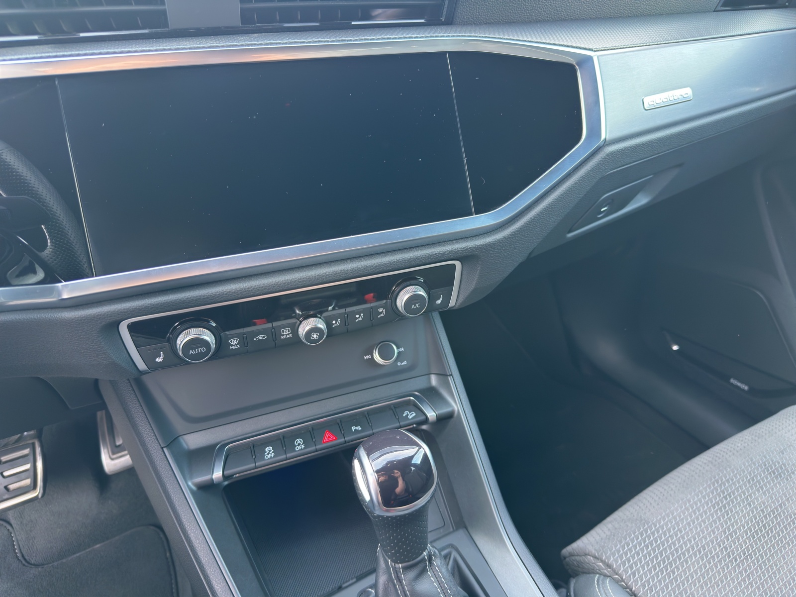 AUDI Q3 45 TFSI S line quattro S-tronic-image-11