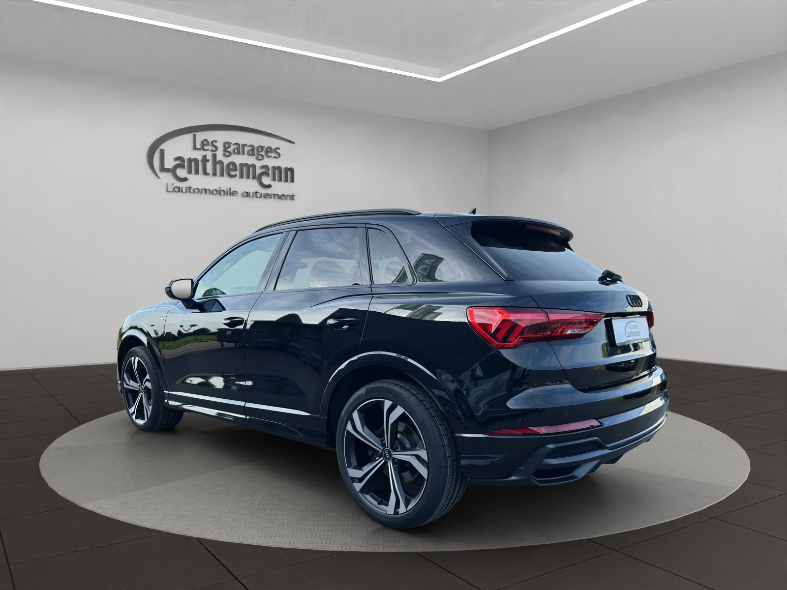 AUDI Q3 45 TFSI S line quattro S-tronic-image-2