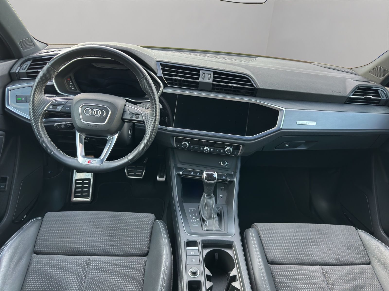 AUDI Q3 45 TFSI S line quattro S-tronic-image-9