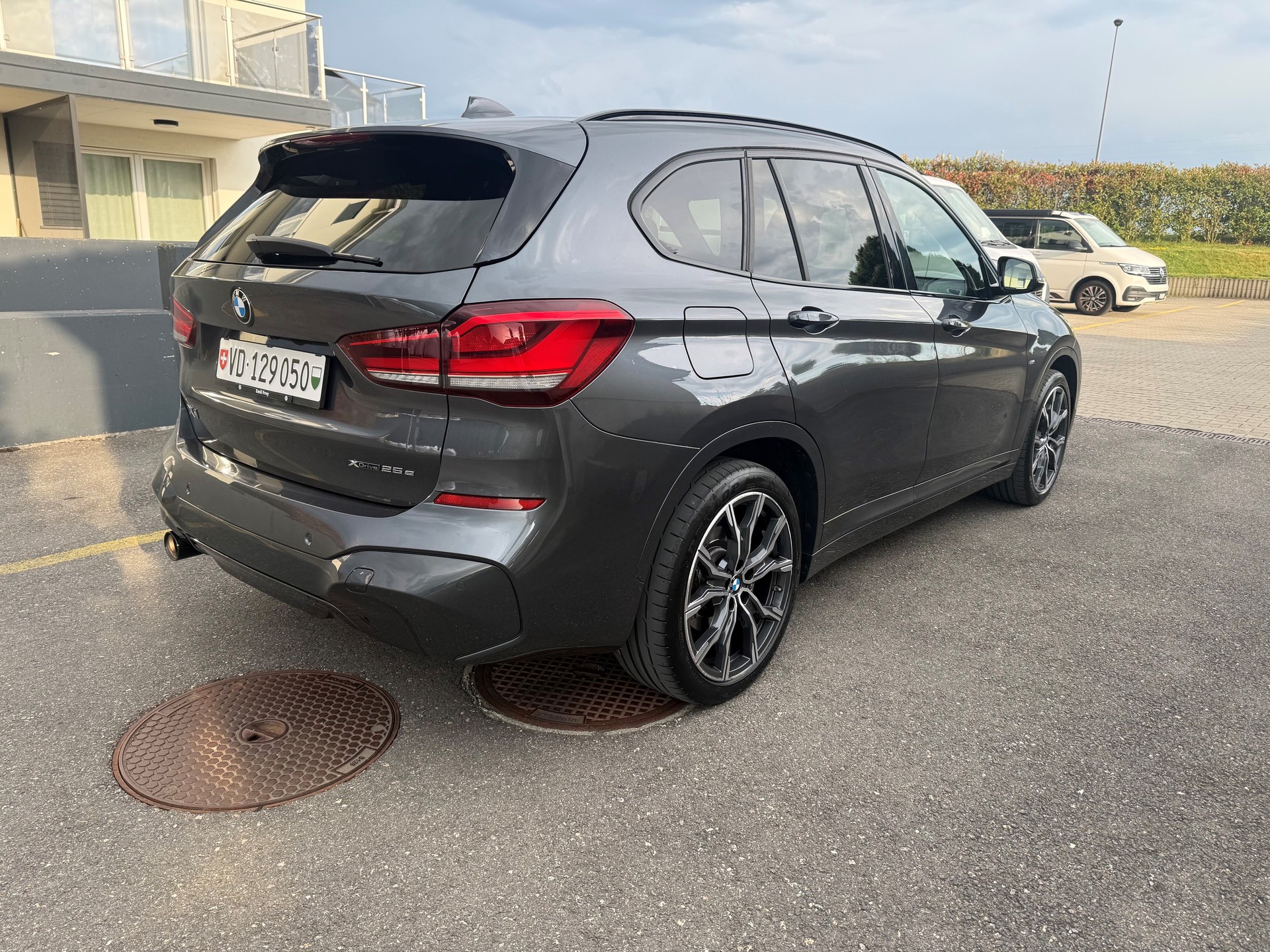 BMW 25e xDrive-image-2