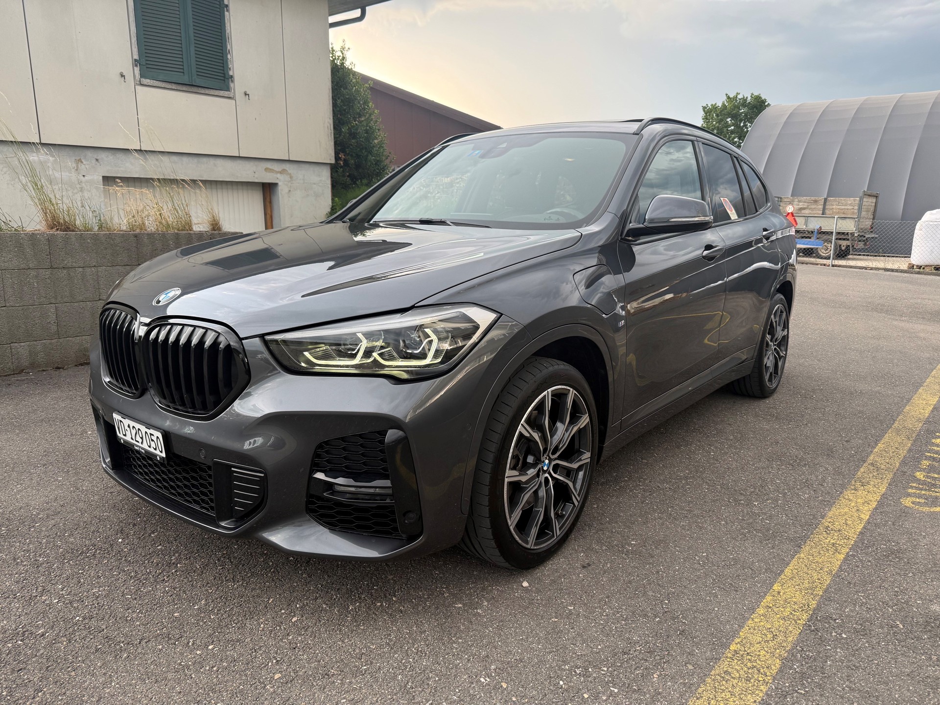 BMW 25e xDrive-image-0