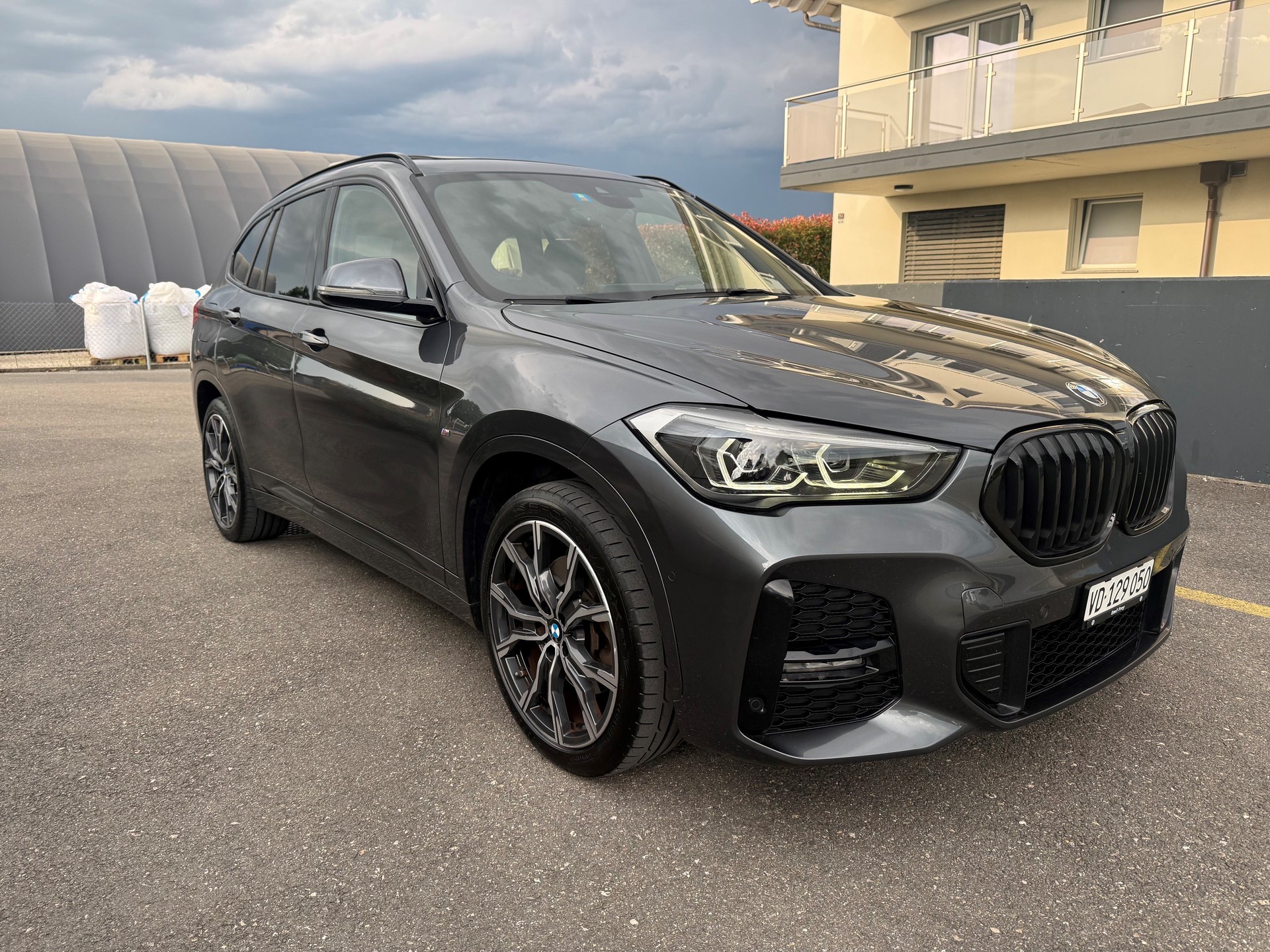 BMW 25e xDrive-image-1