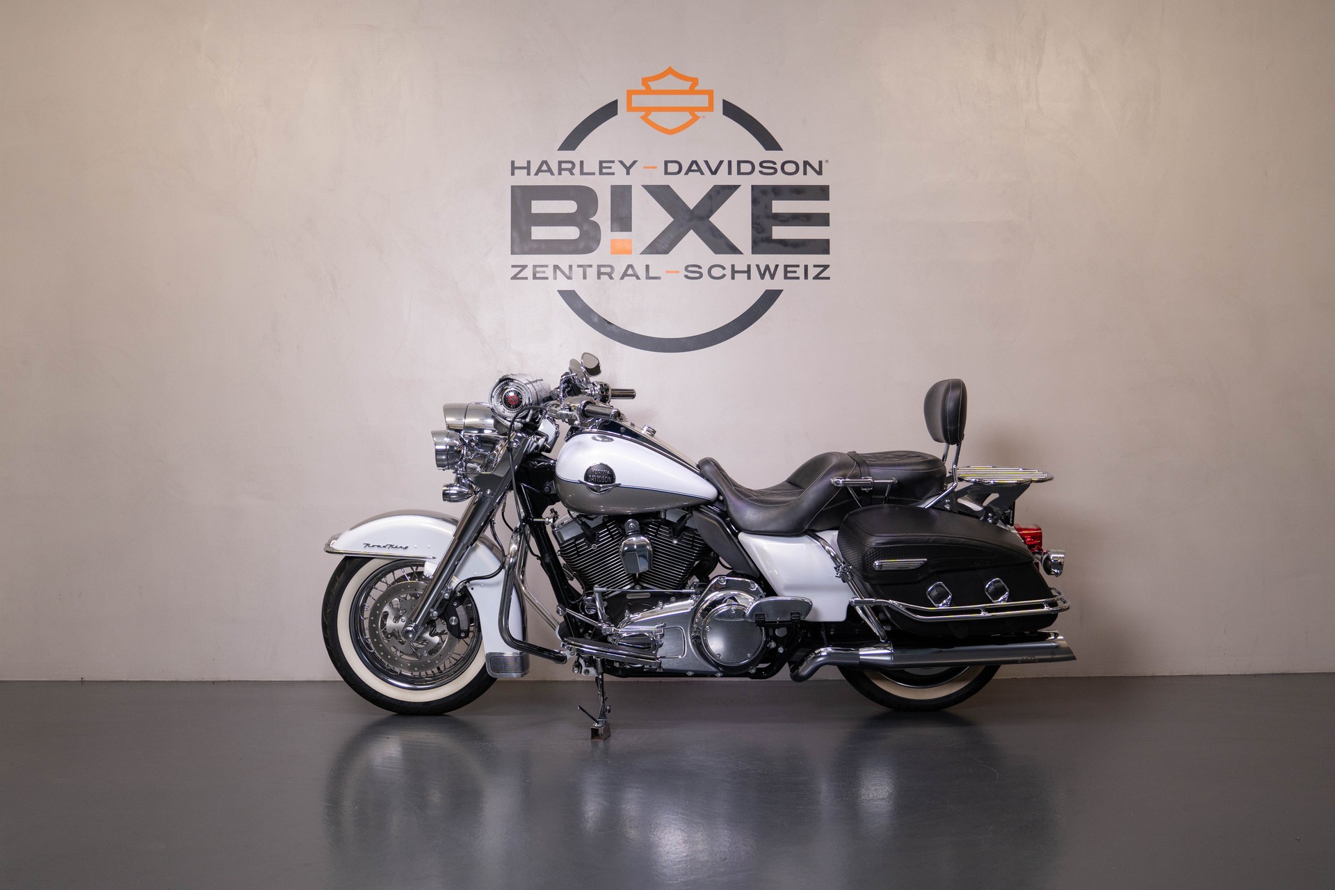 HARLEY-DAVIDSON FLHRC Road King Classic ABS-showroom-element-1