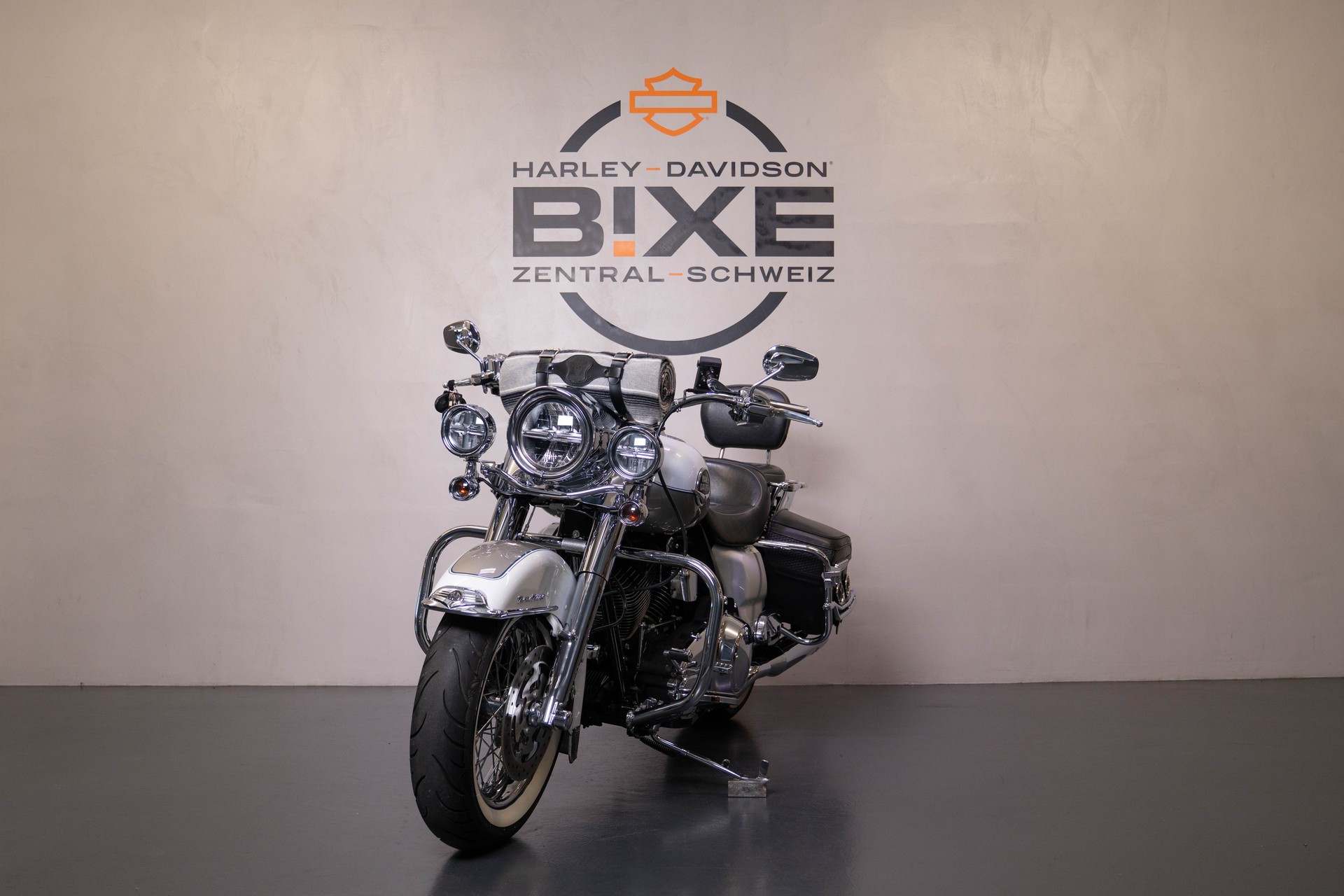 HARLEY-DAVIDSON FLHRC Road King Classic ABS-showroom-element-2
