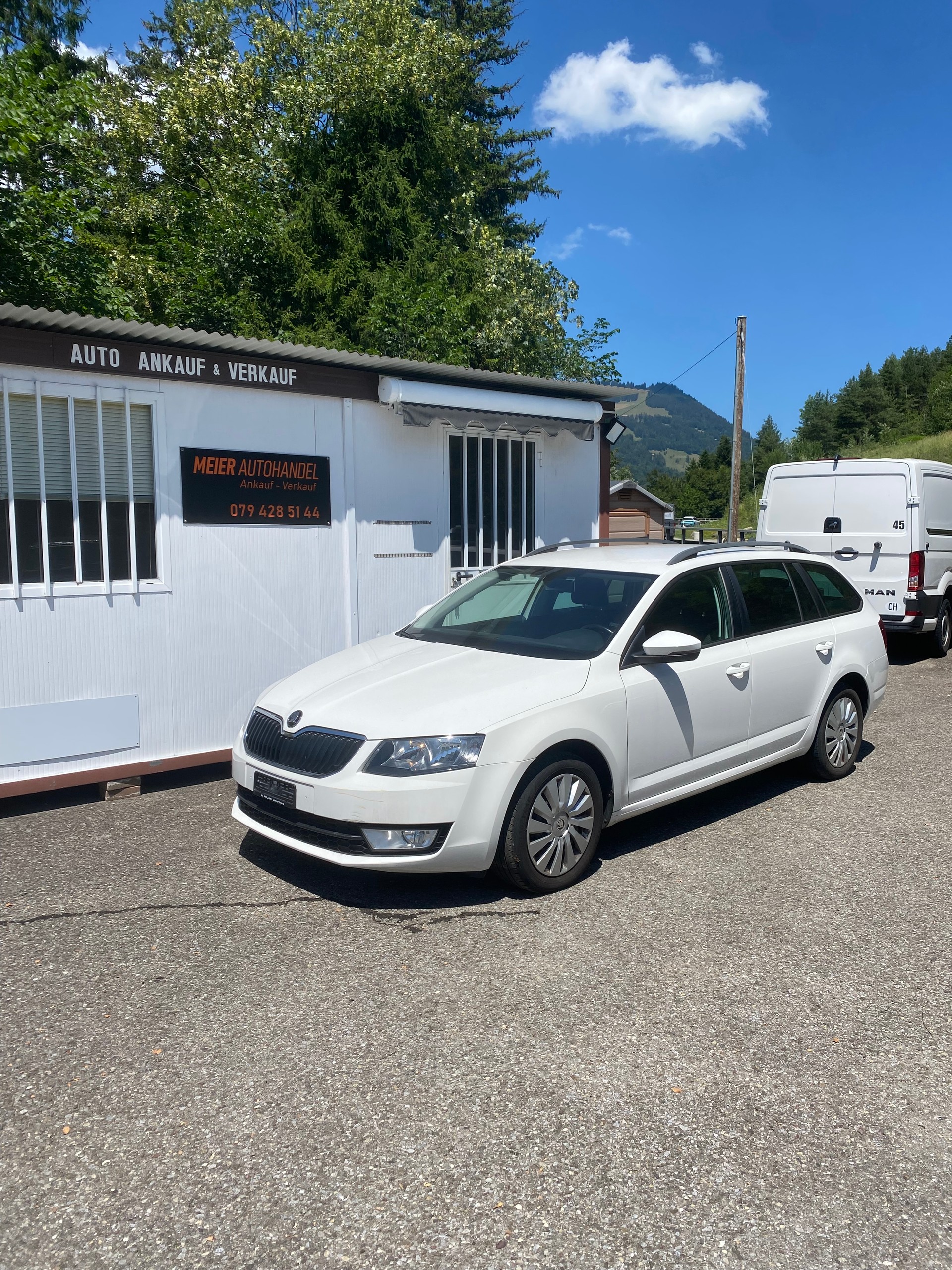 SKODA Octavia Combi 2.0 TDI Swiss Joy 4x4 DSG-image-0