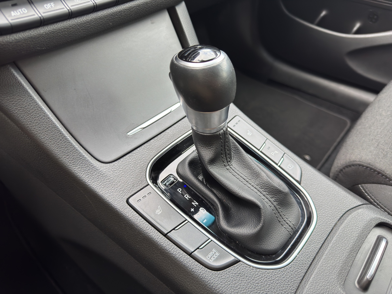 HYUNDAI i30 1.5 T-GDi Amplia-image-13