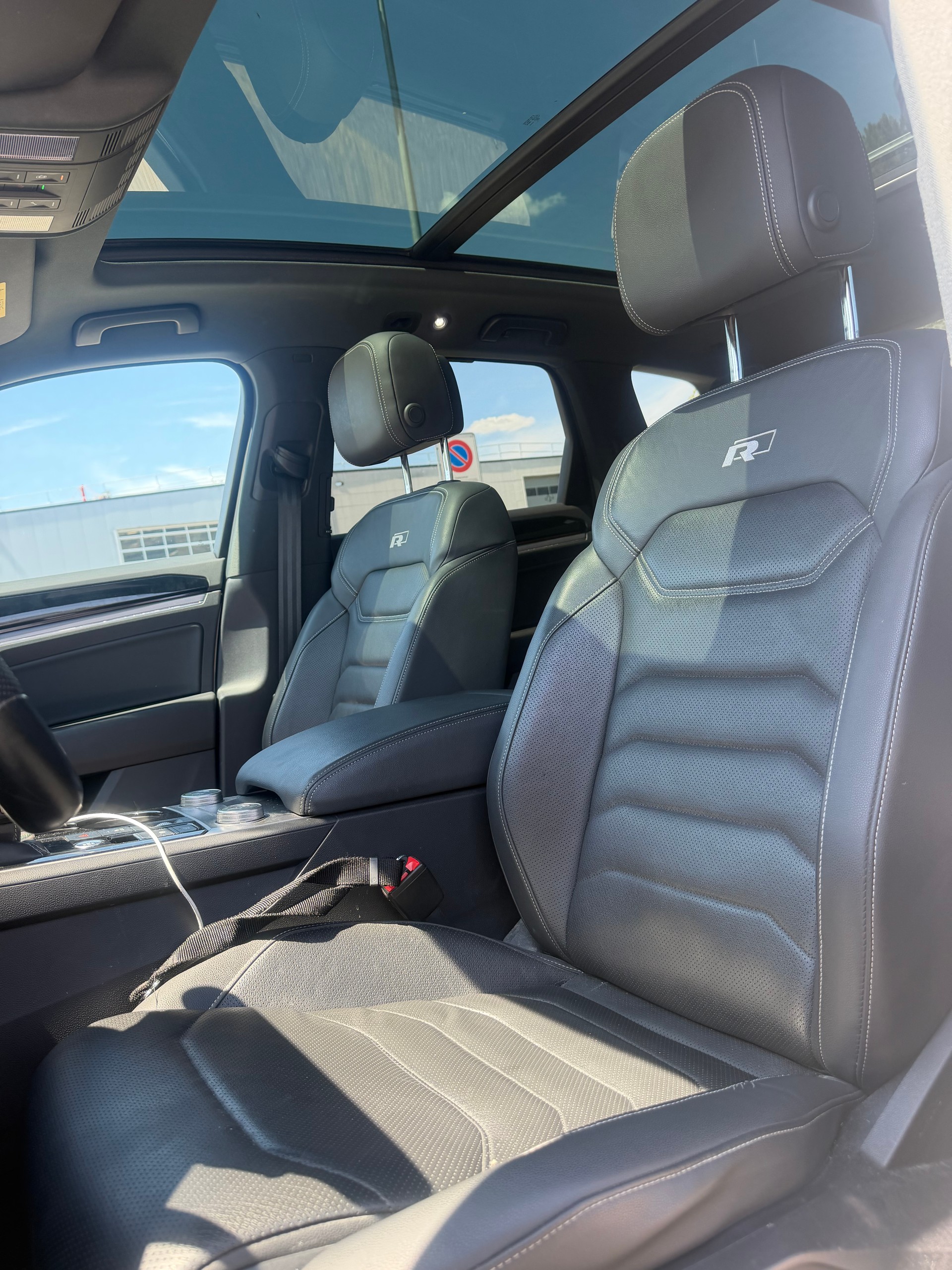 VW Touareg 3.0 TDI R Line Tiptronic-image-10
