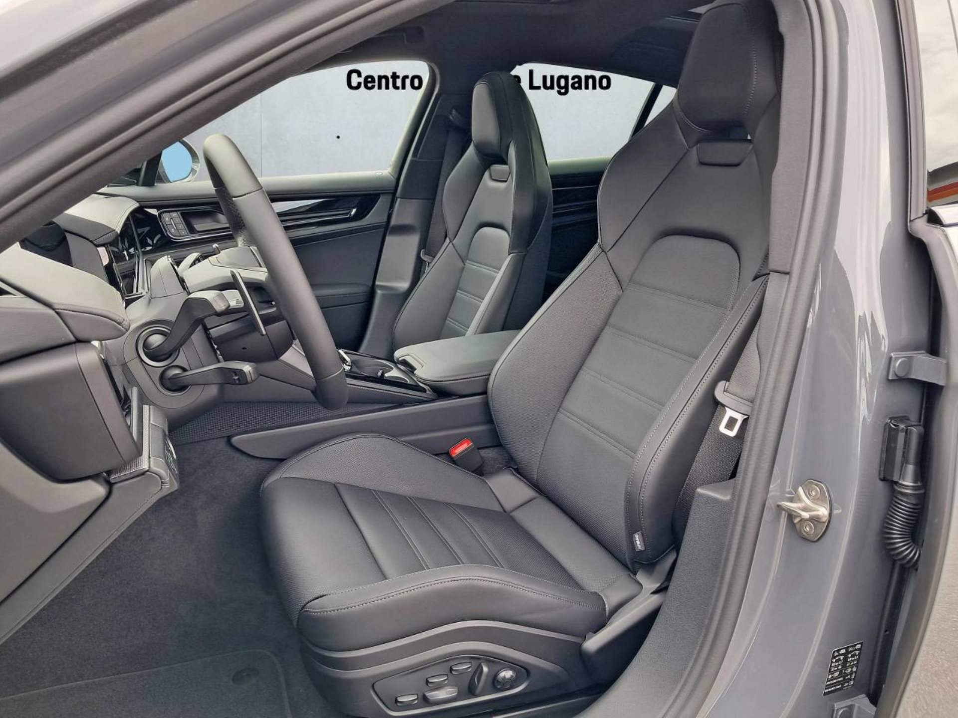 PORSCHE Panamera 4 E-Hybrid-image-4