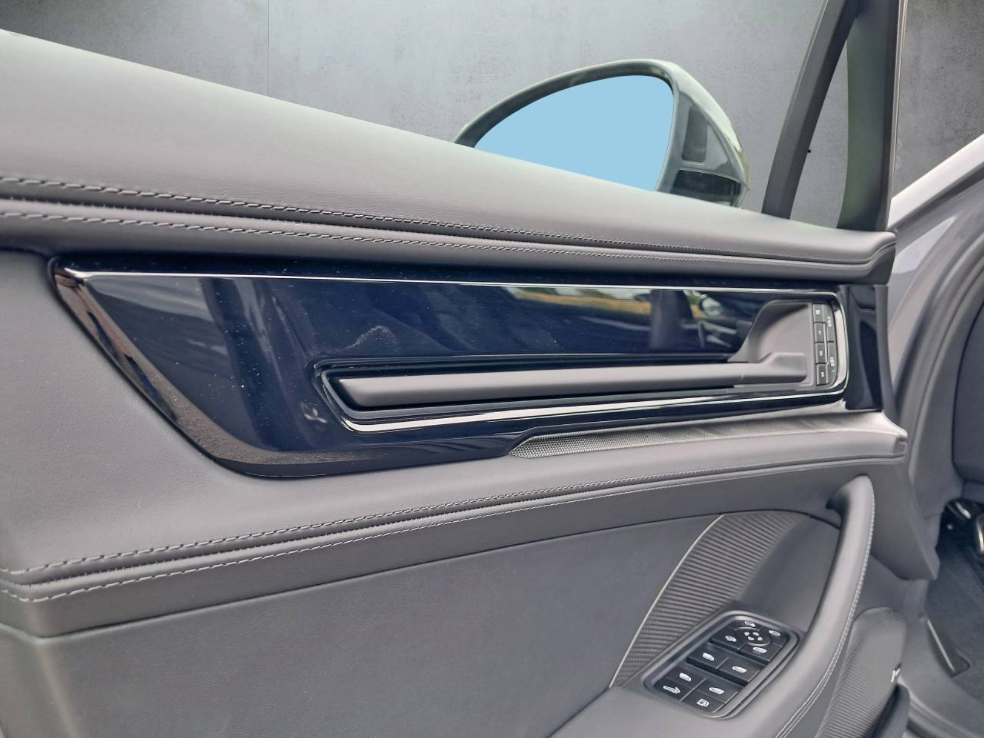 PORSCHE Panamera 4 E-Hybrid-image-27