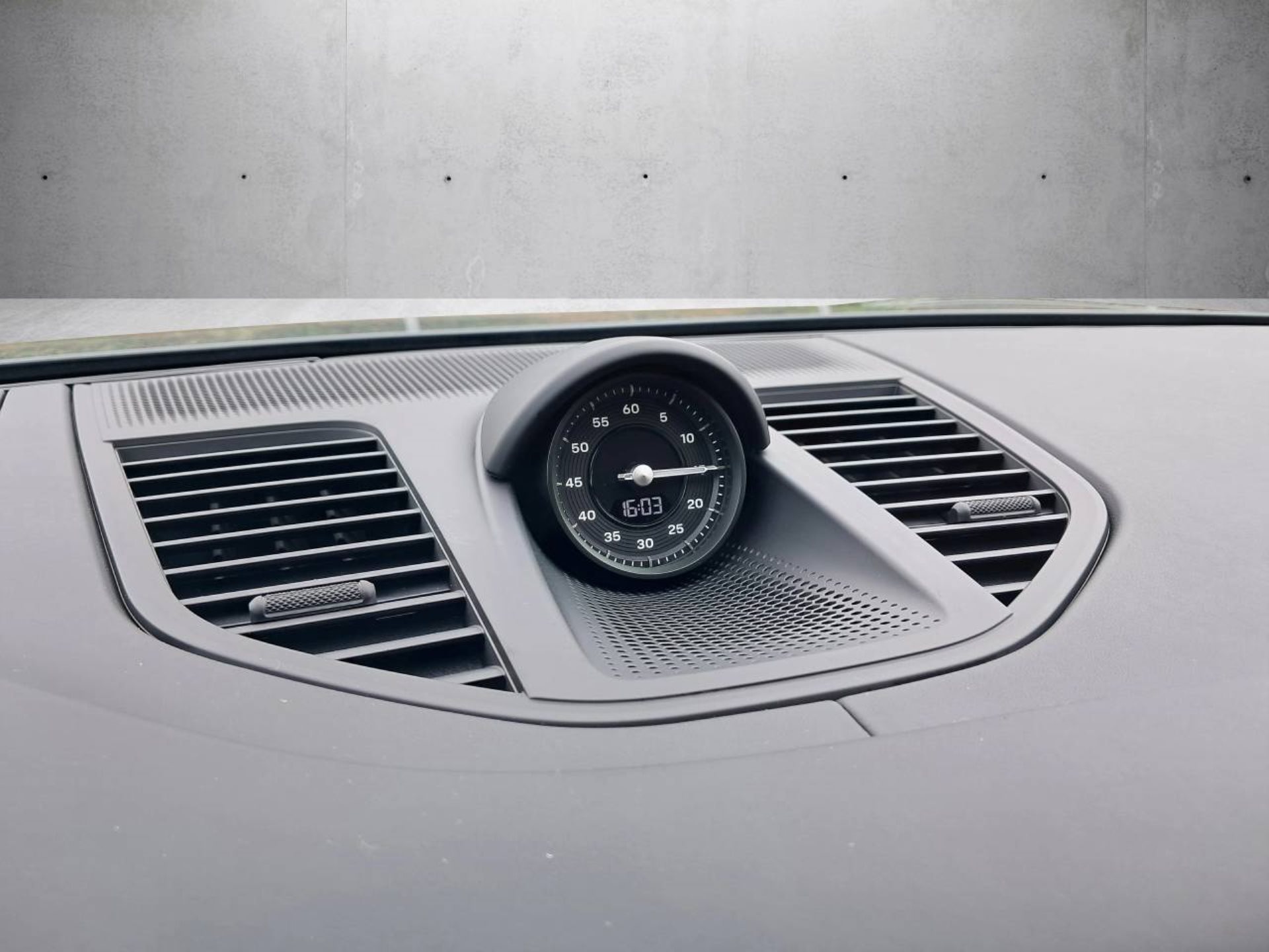 PORSCHE Panamera 4 E-Hybrid-image-24