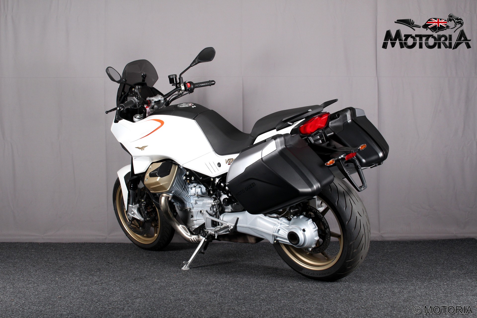 MOTO GUZZI V100 Mandello-showroom-element-3