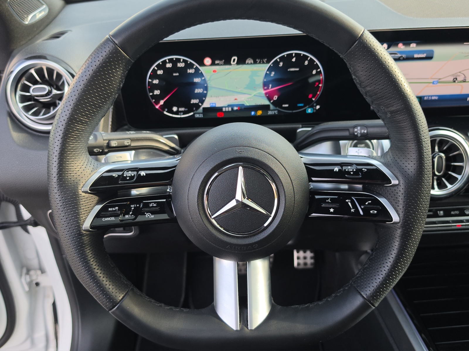 MERCEDES-BENZ GLB 250 AMG Line 4Matic 8G-Tronic-image-11