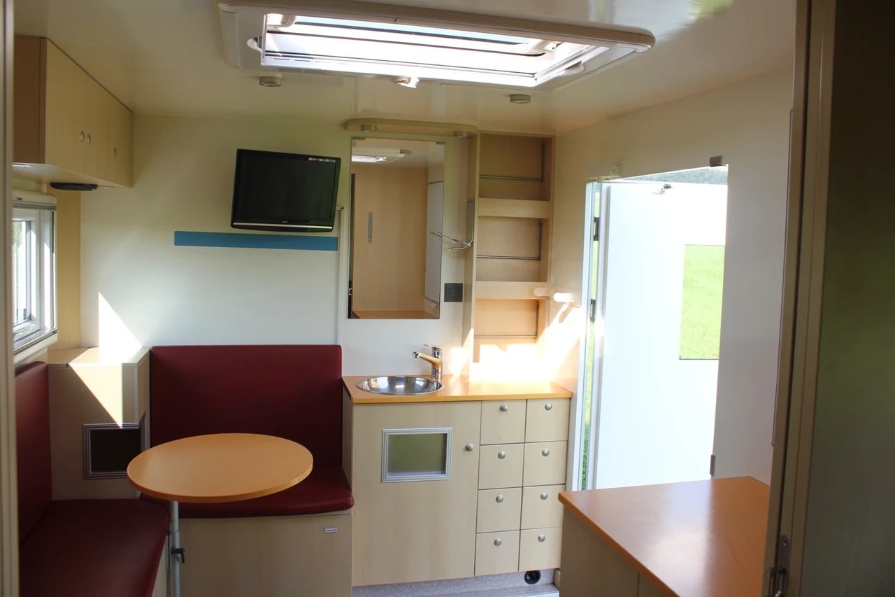 FIAT Ducato mit Aufbau zum ausbauen-image-11