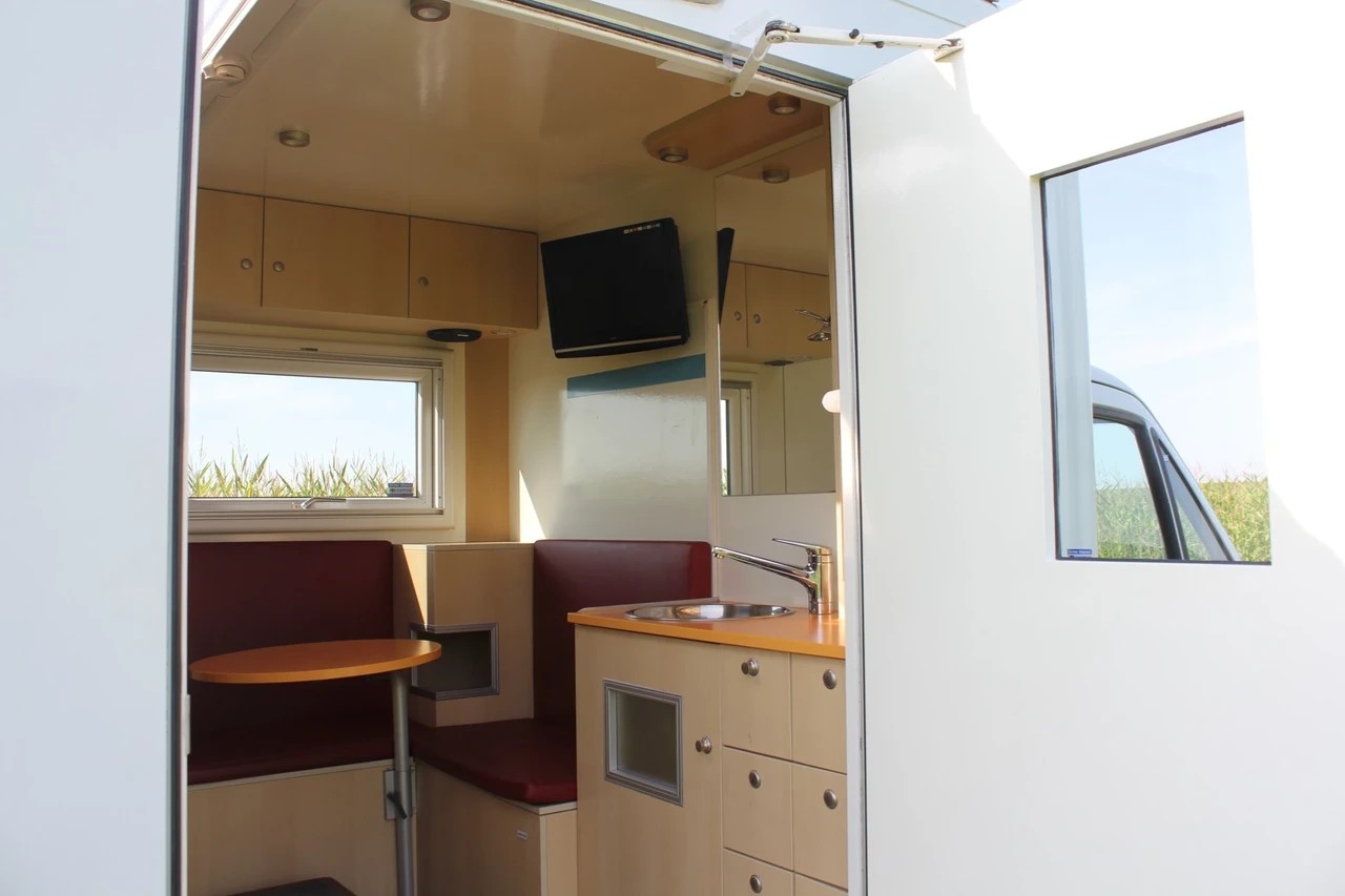 FIAT Ducato mit Aufbau zum ausbauen-image-8