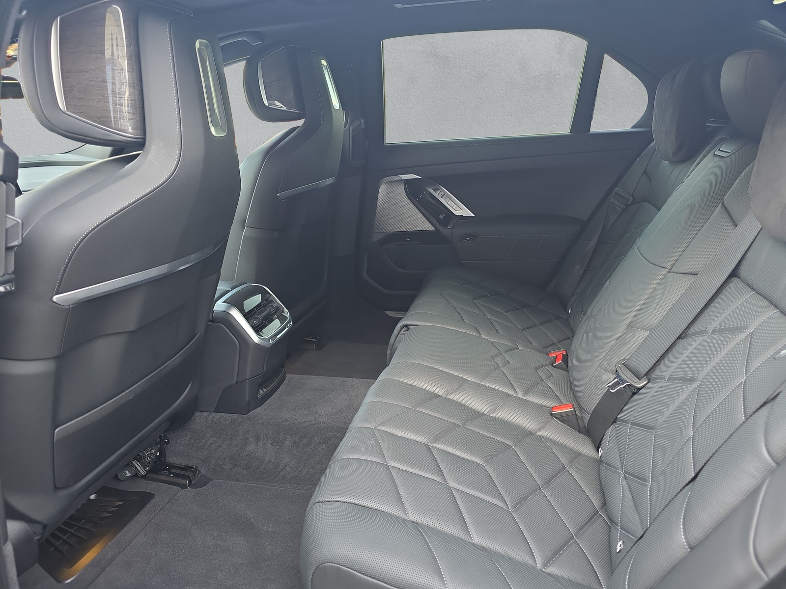 BMW i7 eDrive50 G70 (CH)  -image-11