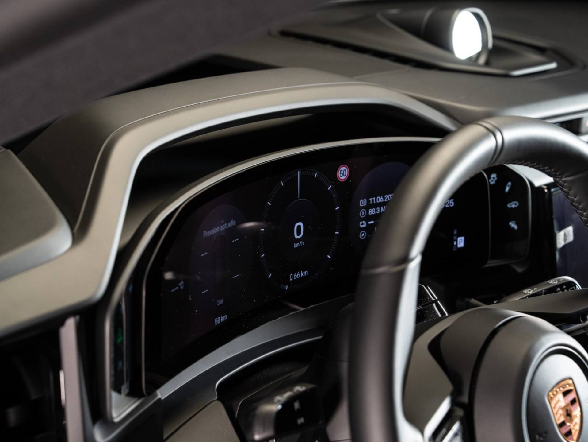 PORSCHE Cayenne Electric-image-12