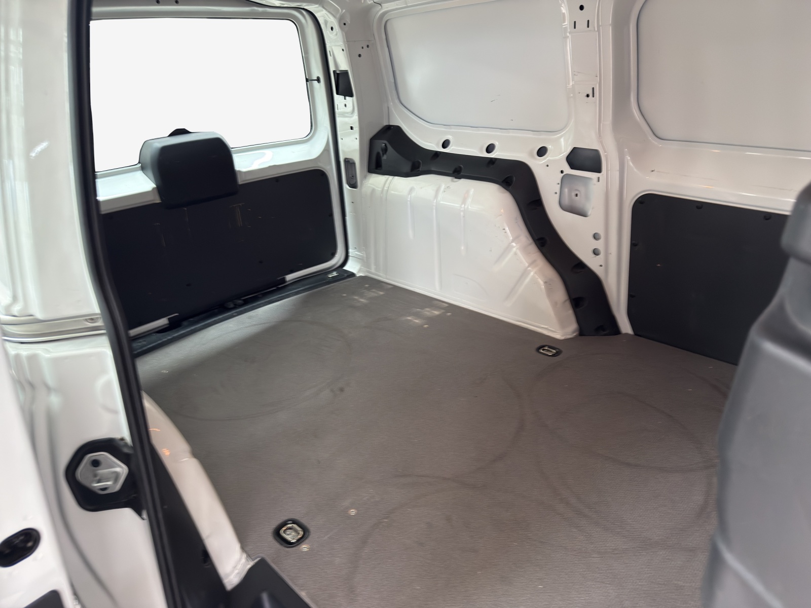VW Caddy Cargo 2.0TDI Maxi 4Motion-image-11