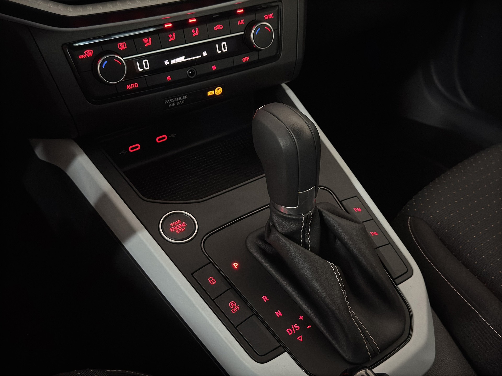 SEAT Arona 1.0 TSI Eco 40 TH Anniversary DSG-image-14