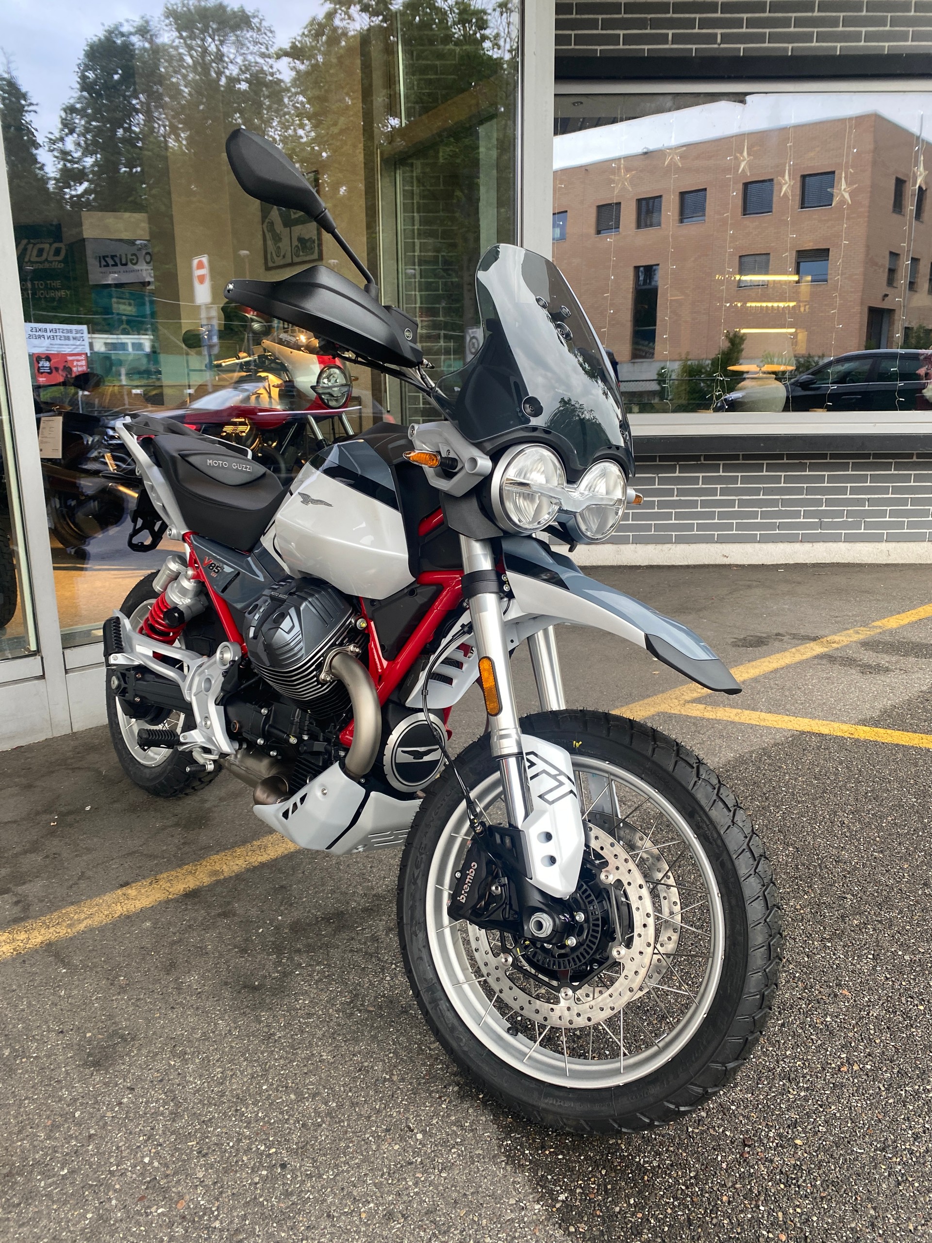 MOTO GUZZI V85 TT E5+-showroom-element-3