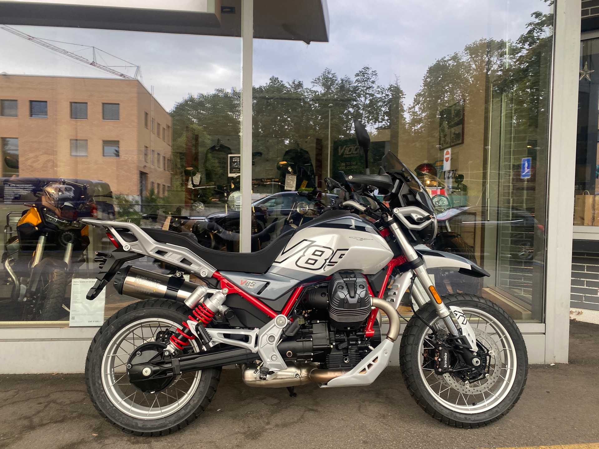MOTO GUZZI V85 TT E5+-showroom-element-1