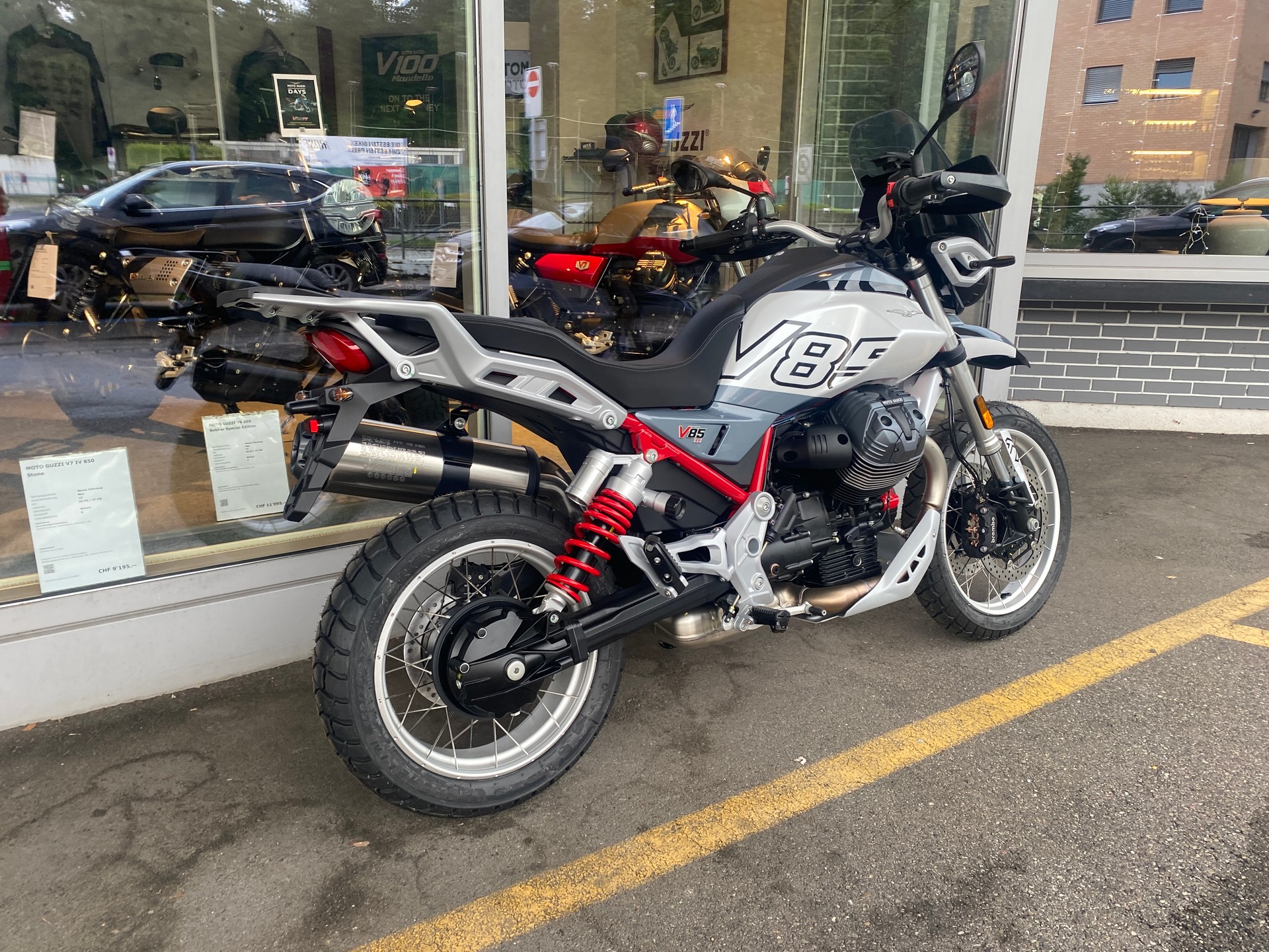 MOTO GUZZI V85 TT E5+-showroom-element-2