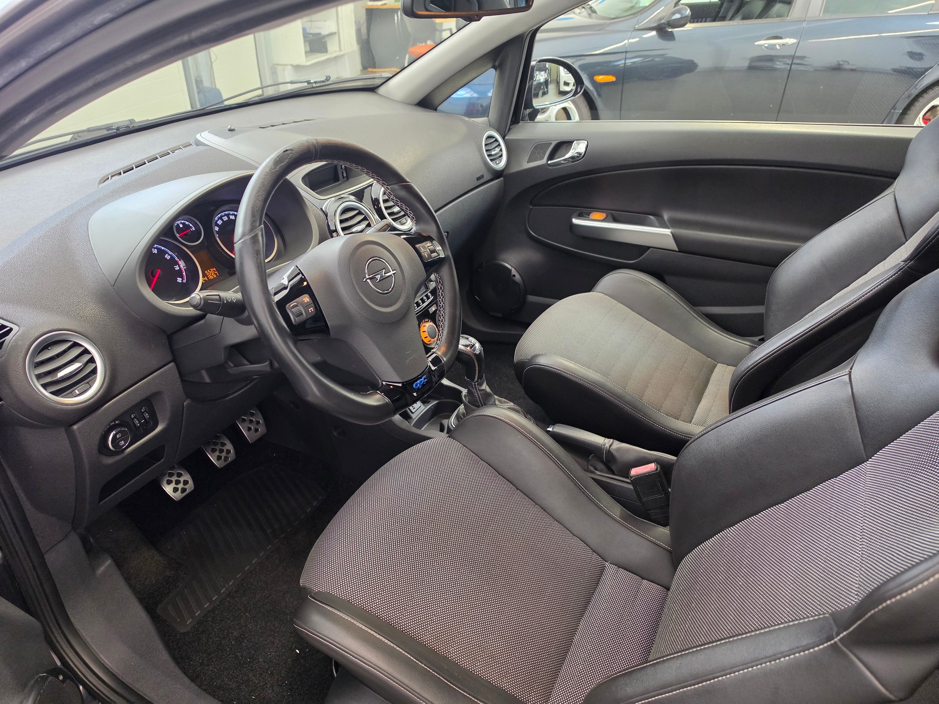 OPEL Corsa 1.6 Turbo OPC Nürburgring Edition-image-3