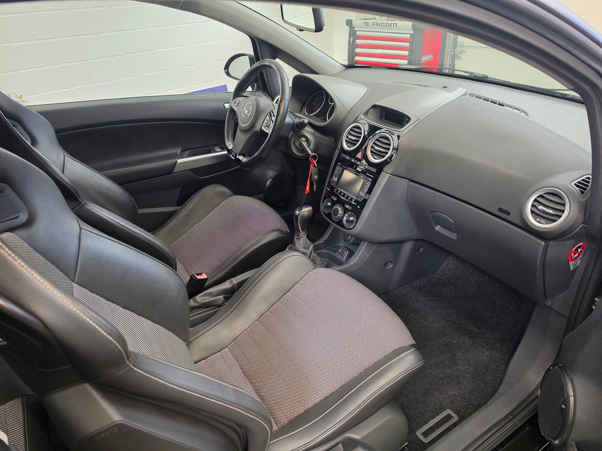 OPEL Corsa 1.6 Turbo OPC Nürburgring Edition-image-13
