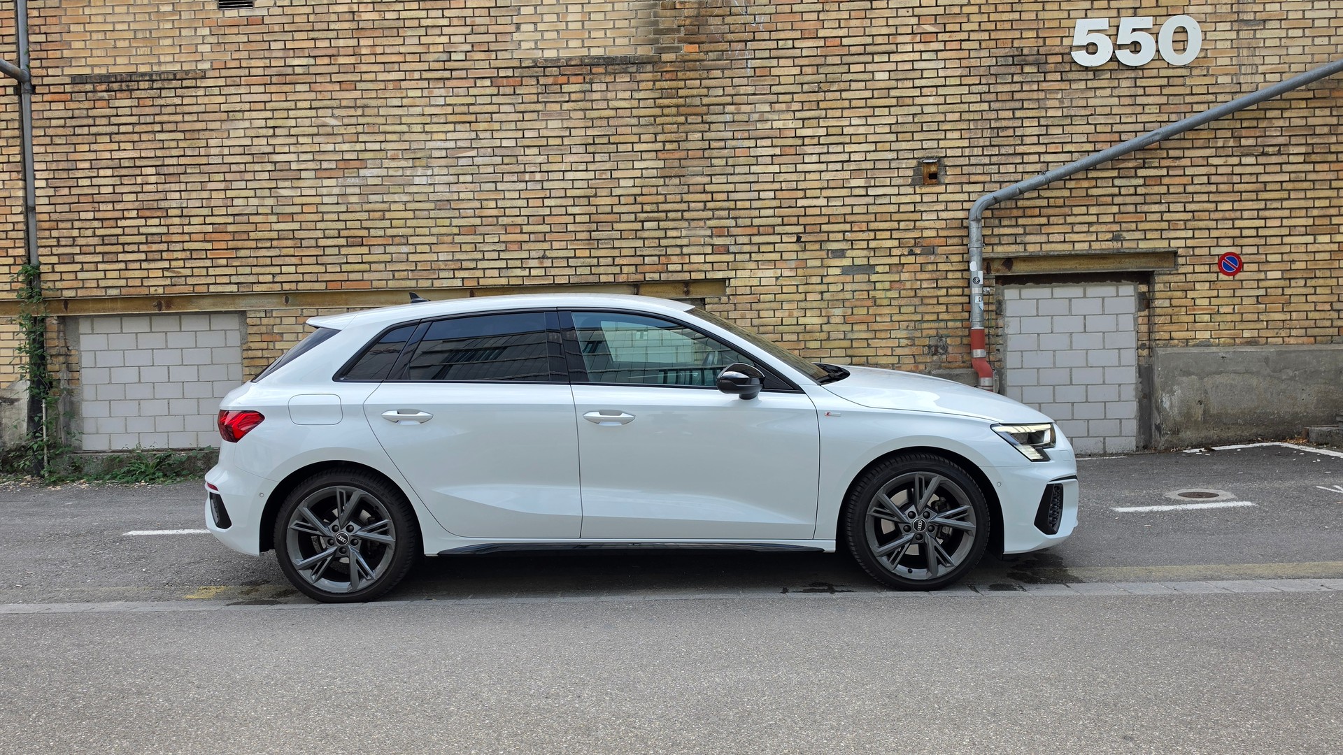 AUDI 1.5 35 TFSI S Line Attraction S-Tronic-image-4