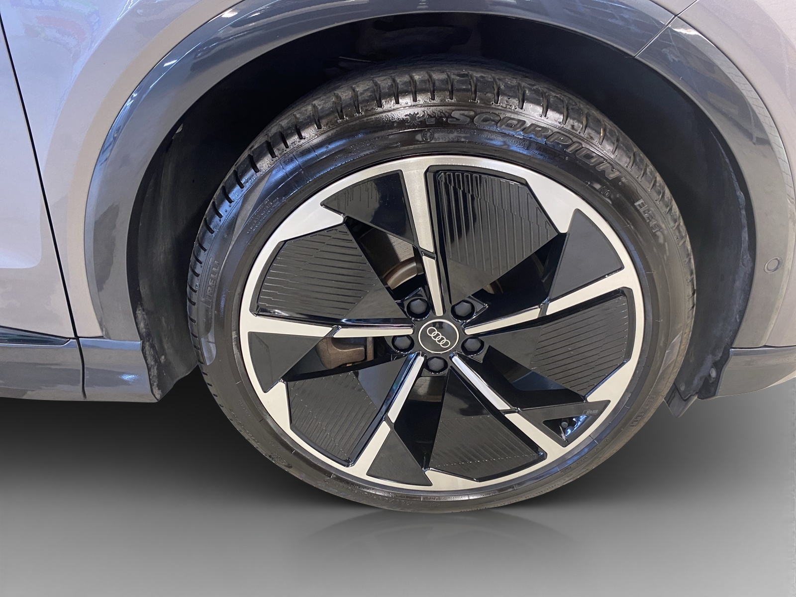 AUDI Q4 e-tron 45 quattro-image-15