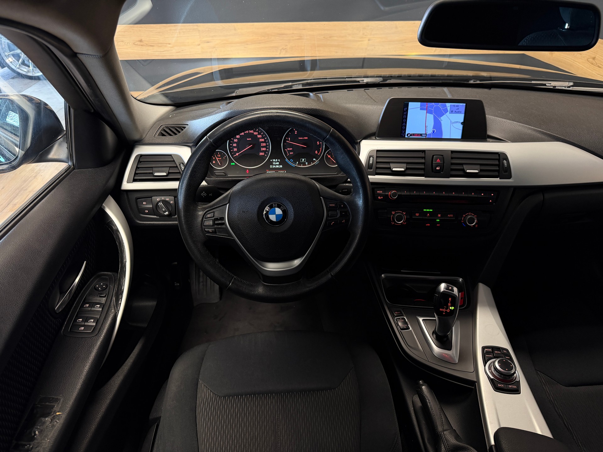 BMW 320d Touring Steptronic-image-7