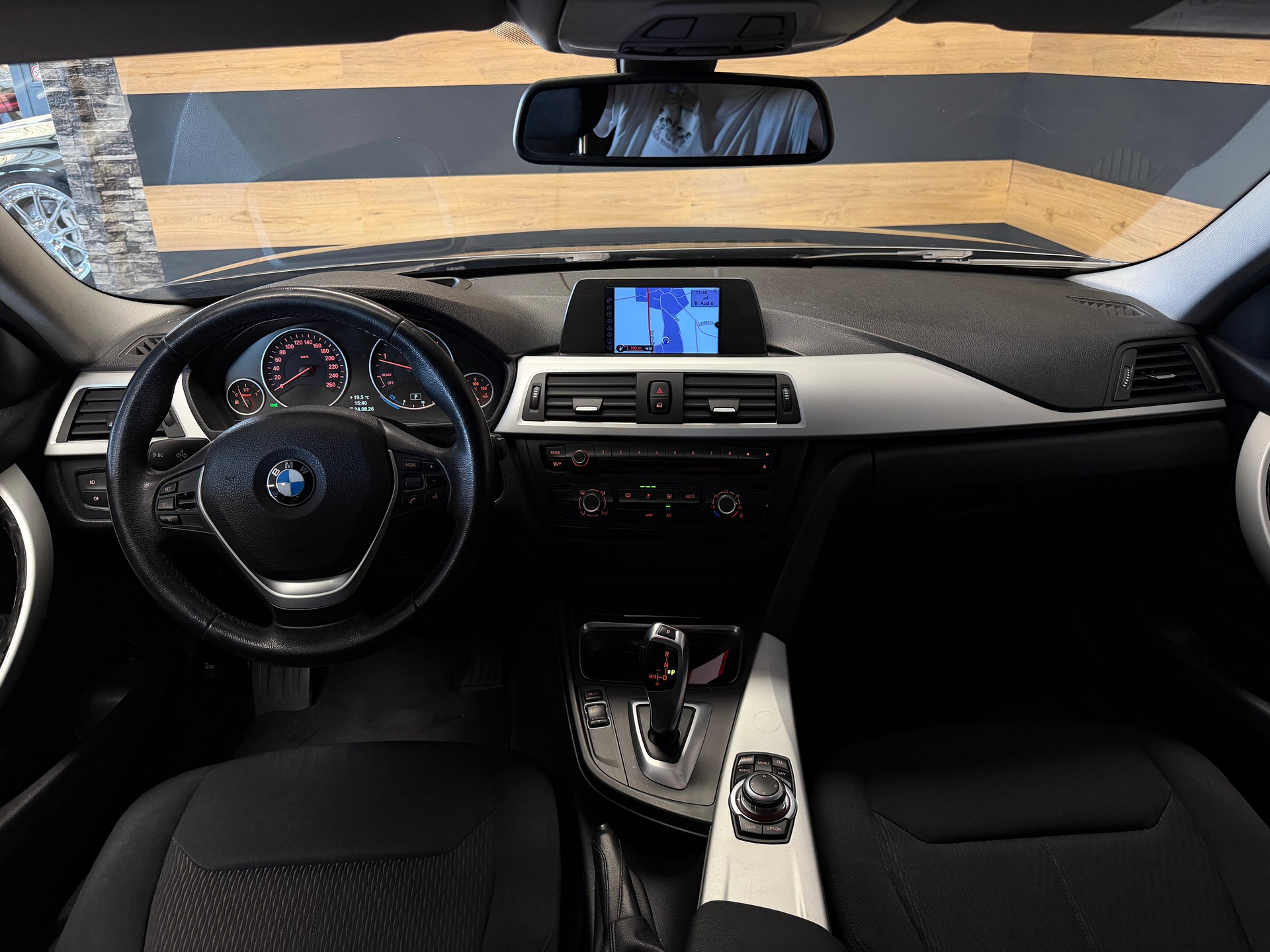 BMW 320d Touring Steptronic-image-8
