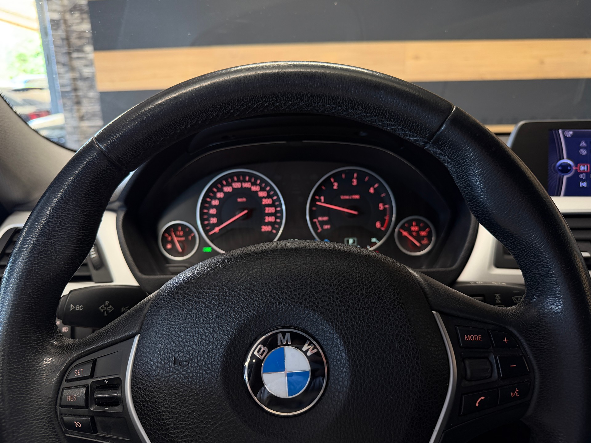 BMW 320d Touring Steptronic-image-13