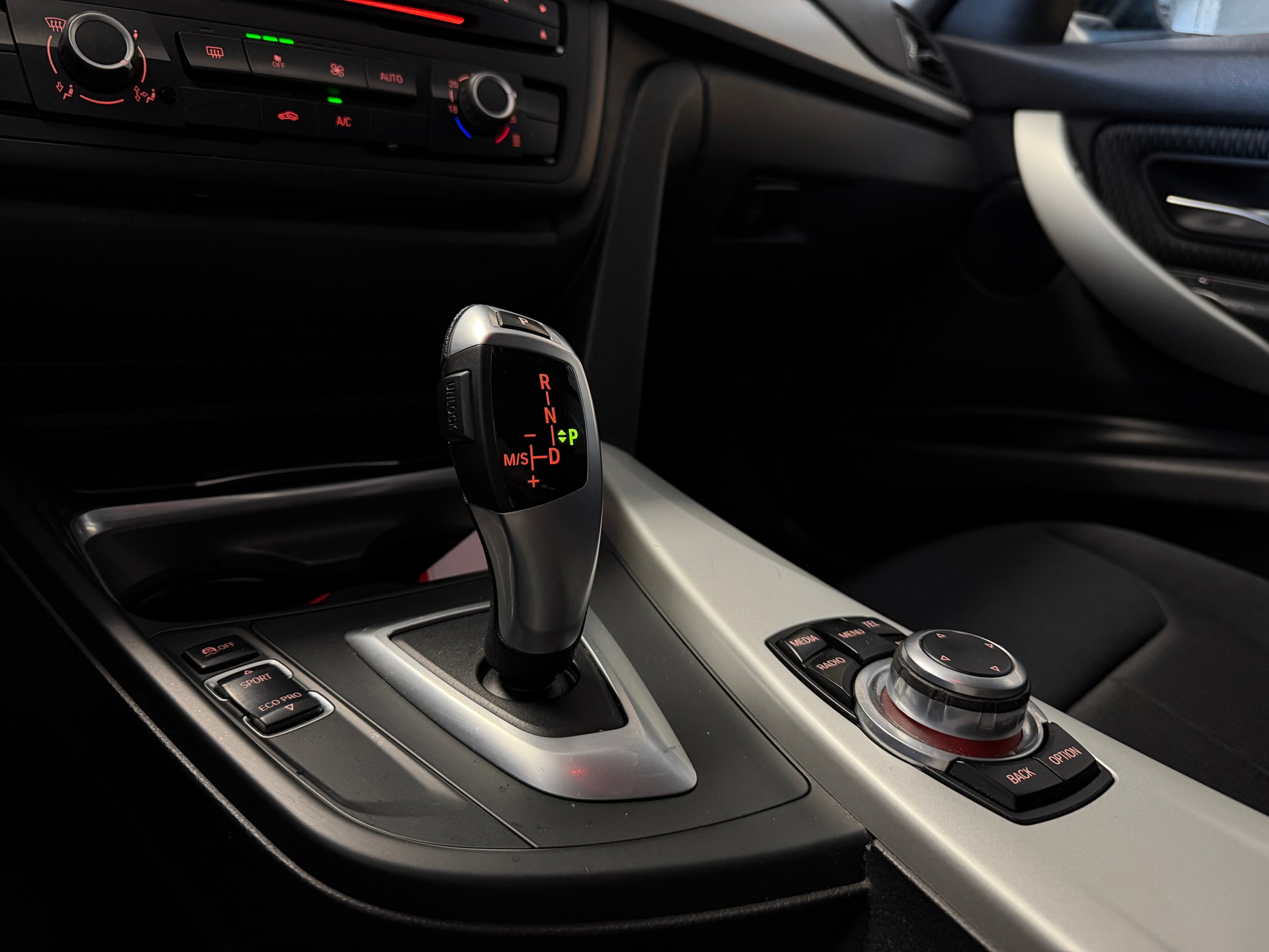 BMW 320d Touring Steptronic-image-12