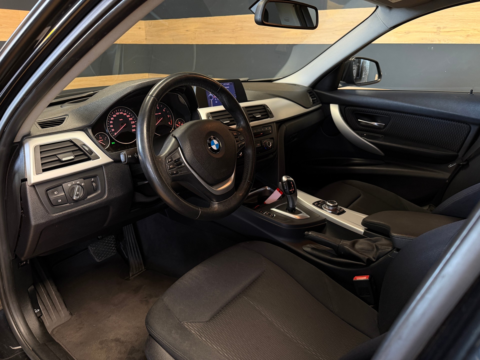 BMW 320d Touring Steptronic-image-15