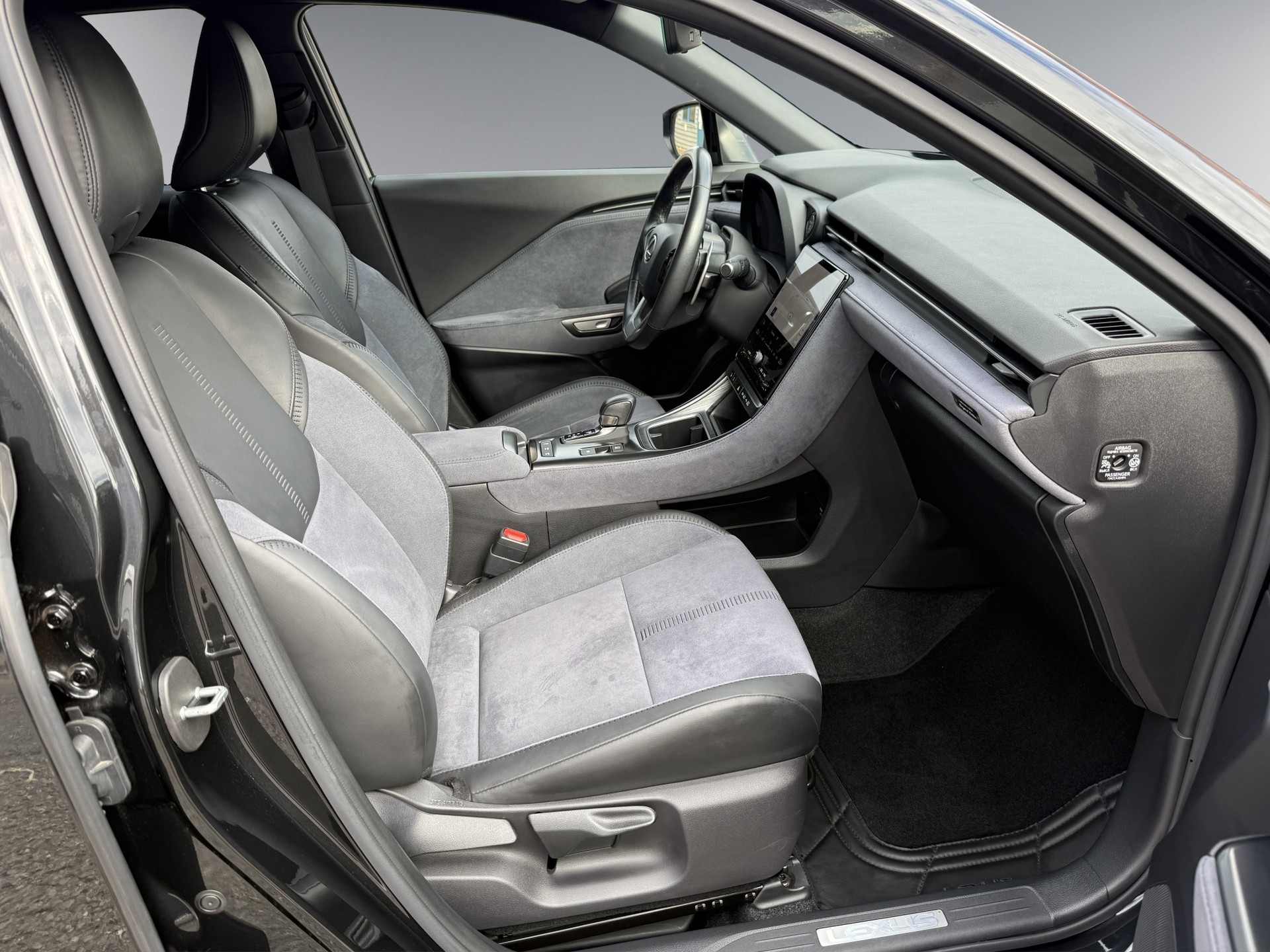 LEXUS LBX 1.5 Hybrid Original Edition AWD-image-11