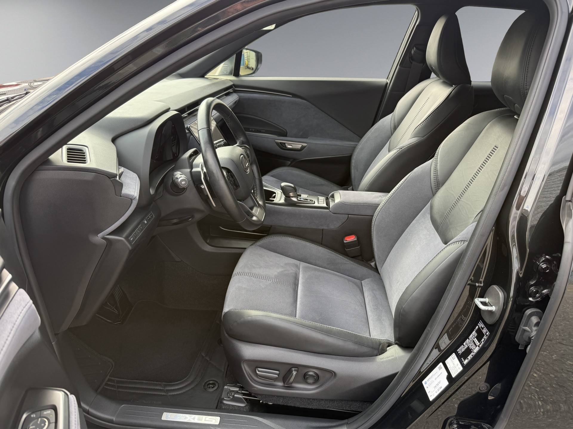 LEXUS LBX 1.5 Hybrid Original Edition AWD-image-10