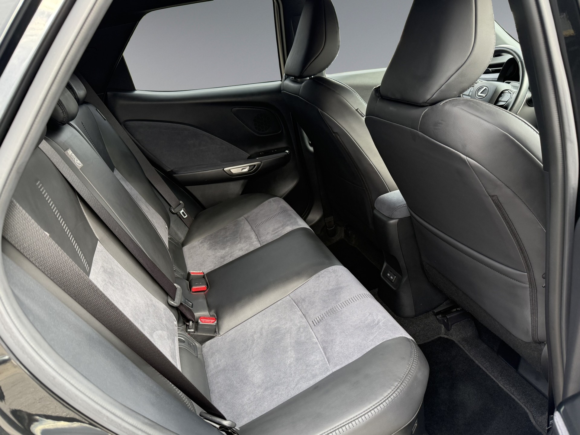 LEXUS LBX 1.5 Hybrid Original Edition AWD-image-13